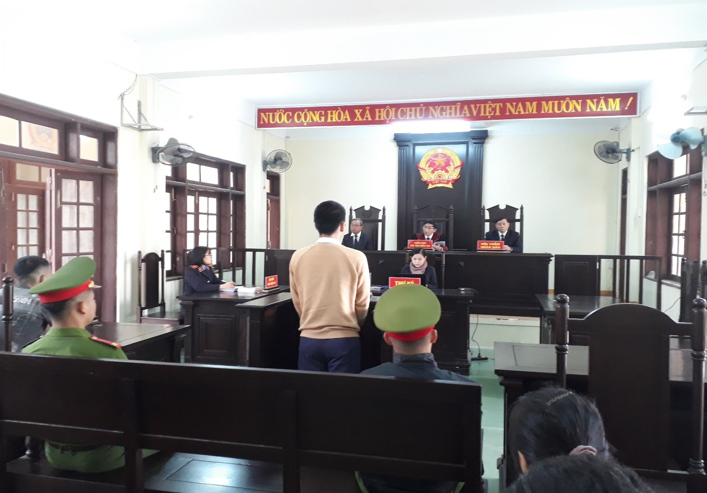 Nằm mơ thấy đi tù đánh đề con gì