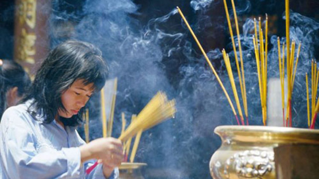 Ý nghĩa của giấc mơ khi thấy thắp hương