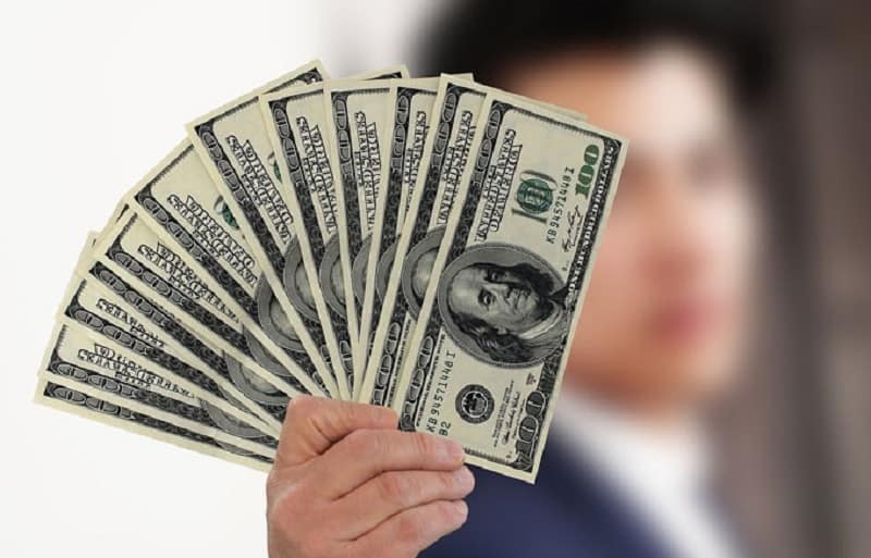 Ý nghĩa khi bạn gặp giấc mơ thấy đàn ông cho tiền