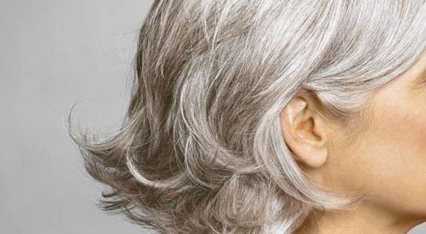 Nằm mơ thấy t&oacute;c bạc đ&aacute;nh đề con g&igrave;?