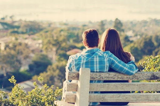 Ý nghĩa của giấc mơ thấy ôm người khác